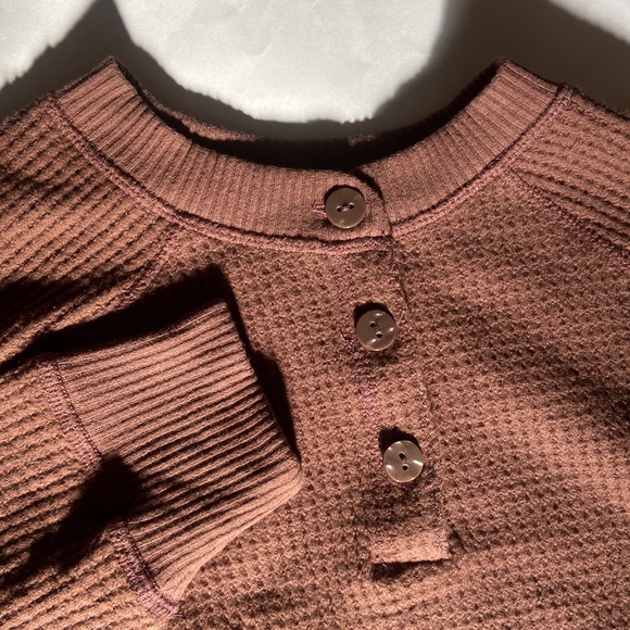 Old Navy XSP brown thermal waffle knit top - Picture 3 of 4